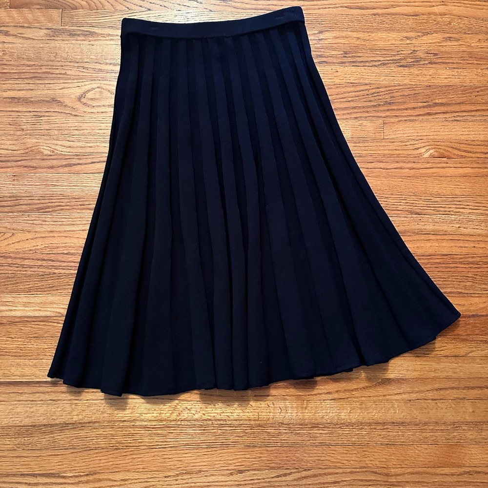 Elegant St. John Classic Black Pleaded Knit Skirt, Excellent Preowned Condition - Picture 5 of 5